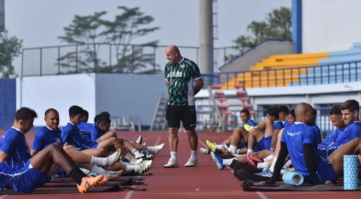 Bojan Hodak ungkap alasan Rezaldi dan Franca tak bisa bermain dengan persib bandung saat hadapi Zhejiang FC di laga AFC Champions League Two 2024/25. (persib.co.id)