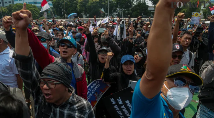 Ribuan massa yang tergabung dari berbagai elemen masyarakat saat mencoba mendobrak pagar di Gedung DPR RI, Senayan, Jakarta Pusat, Kamis (22/8/2024).Aksi yang digelar sehari setelah Badan Legislasi (Baleg) DPR RI menggelar rapat panitia kerja terkait Revisi UU Pilkada pada Rabu (21/8) tersebut mengenakan atribut dan membawa spanduk dan sempat mencoba mendobrak dan membakar spanduk ini bagian dari gerakan 'peringatan darurat Indonesia' yang viral di media sosial setelah DPR bermanuver mengabaikan putusan MK dan menolak pengesahan Revisi UU Pilkada. (Poskota/Ahmad Tri Hawaari)