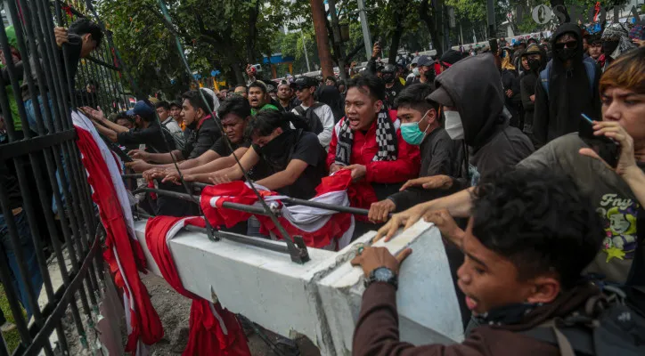 Ribuan Massa yang tergabung dari berbagai elemen masyarakat terlibat dorong dengan kepolisian dan ditembaki Water Canon di depan Gedung DPR RI, Senayan, Jakarta Pusat, Kamis (22/8/2024). Aksi yang menolak pengesahan UU Pilkada dan mendukung Keputusan MK tersebut berakhir ricuh saling dorong dengan kepolisian dan di tembaki Water Canon dan gas air mata. (Poskota/Ahmad Tri Hawaari)