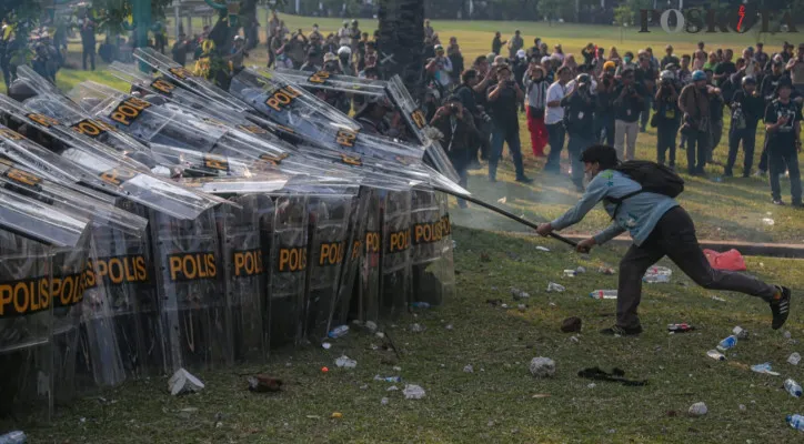 Ribuan Massa yang tergabung dari berbagai elemen masyarakat terlibat dorong dengan kepolisian dan ditembaki Water Canon di depan Gedung DPR RI, Senayan, Jakarta Pusat, Kamis (22/8/2024). Aksi yang menolak pengesahan UU Pilkada dan mendukung Keputusan MK tersebut berakhir ricuh saling dorong dengan kepolisian dan di tembaki Water Canon dan gas air mata.Poskota/Ahmad Tri Hawaari