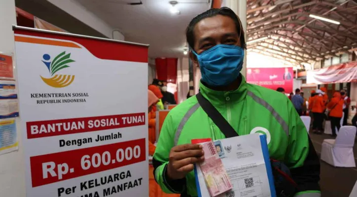 Pemerintah cairkan saldo dana bansos BLT Rp600 ribu melalui PT Pos Indonesia, dengan mekanisme pengantaran ke rumah bagi lansia dan penyandang disabilitas. (Dok. kominfo ngawi)