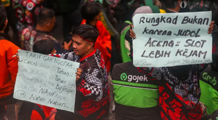 Ribuan massa yang tergabung dalam Koalisi Ojol Nasional (KON) saat berunjuk rasa di Patung Arjuna Wijaya, Merdeka Barat, Jakarta Pusat, beberapa waktu lalu. (Poskota/Ahmad Tri Hawaari)