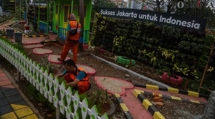 Ilustrasi, aktivitas petugas PPSU saat merapikan tanaman pada area bantaran Kali Buaran, Penggilingan, Cakung, Jakarta Timur. (Poskota/Ahmad Tri Hawaari)