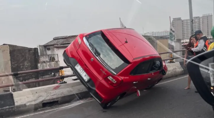 Satu unit mobil Suzuki Baleno yang dikendarai seorang wanita naik separator fly over Cisauk, Tangerang Selatan. (Dok. Warga)