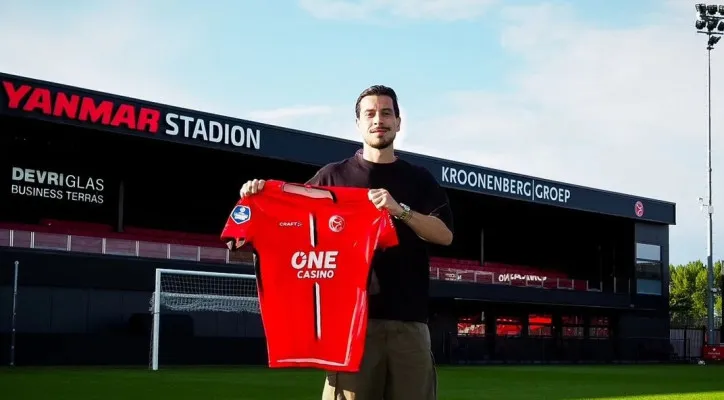 Thom Haye resmi bergabung dengan klub Almere City (Instagram/@almerecityfc)