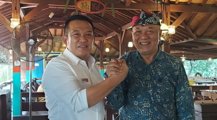 Cabup Purwakarta Yadi Rusmayadi dan Ketua DPD FSP LEM SPSI Jawa Barat Muhammad Sidarta berjabat tangan sebagai simbol dibangunnya dukungan terhadap Paslon Yadi-Pipin. (Dok. Timses Yadi-Pipin)