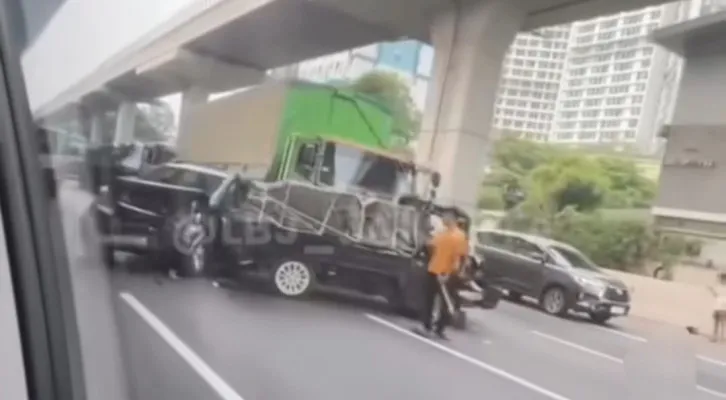 Empat kendaraan terlibat kecelakaan beruntun di KM 14 Tol, Jakarta-Cikampek, Kamis, 14 November 2024. (Instagram @lbj_jakarta)