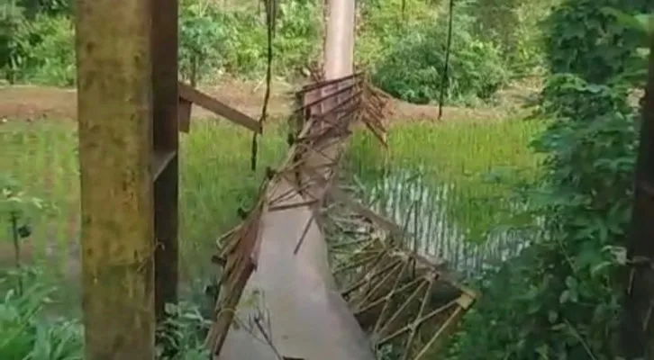 Kondisi jembatan gantung penghubung dua kecamatan di Kampung Leuwiawi, Desa Parakanbeusi, Kecamatan Bojongmanik ambruk. (Dok. Warga)