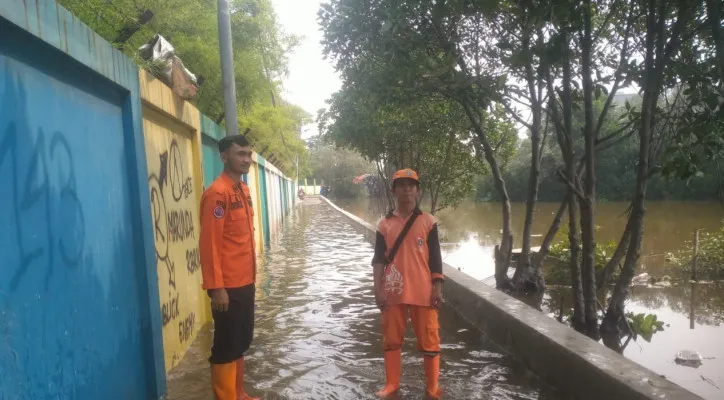 Petugas BPBD DKI Jakarta saat memantau banjir rob di tiga RT Kelurahan Marunda, Kecamatan Cilincing, Jakarta Utara. (Dok. BPBD DKI)