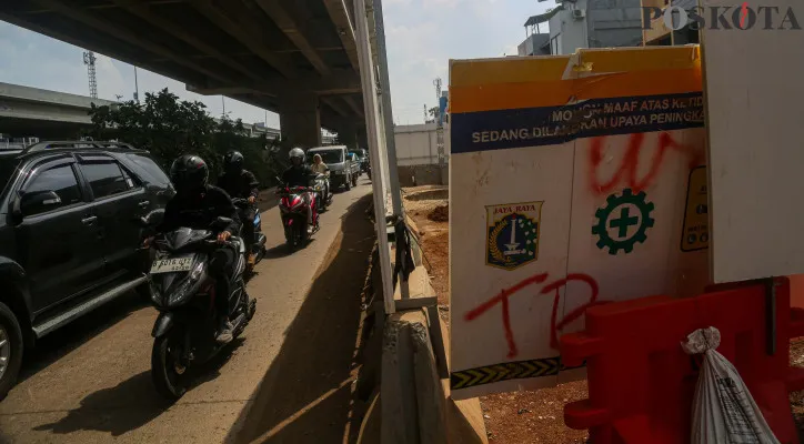 Aktivitas pengunjung pada salah satu Pusat perbelanjaan di kawasan Jakarta, Minggu, 24 November 2024. Pemerintah Pusat akan menaikkan pajak pertambahan nilai (PPN) dari 11 persen menjadi 12 persen mulai 1 Januari 2025 yang kebijakan ini diatur dalam Undang-Undang (UU) Nomor 7 Tahun 2021 tentang Harmonisasi Peraturan Perpajakan dan bertujuan untuk menjaga kesehatan Anggaran Pendapatan dan Belanja Negara (APBN) serta pemerintah memastikan daya beli masyarakat tidak akan terganggu berkat sejumlah regulasi yang telah dirancang untuk melindungi kelompok berpenghasilan rendah. (Poskota/Ahmad Tri Hawaari)