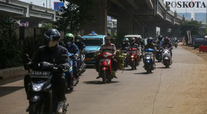 Aktivitas pengunjung pada salah satu Pusat perbelanjaan di kawasan Jakarta, Minggu, 24 November 2024. Pemerintah Pusat akan menaikkan pajak pertambahan nilai (PPN) dari 11 persen menjadi 12 persen mulai 1 Januari 2025 yang kebijakan ini diatur dalam Undang-Undang (UU) Nomor 7 Tahun 2021 tentang Harmonisasi Peraturan Perpajakan dan bertujuan untuk menjaga kesehatan Anggaran Pendapatan dan Belanja Negara (APBN) serta pemerintah memastikan daya beli masyarakat tidak akan terganggu berkat sejumlah regulasi yang telah dirancang untuk melindungi kelompok berpenghasilan rendah. (Poskota/Ahmad Tri Hawaari)