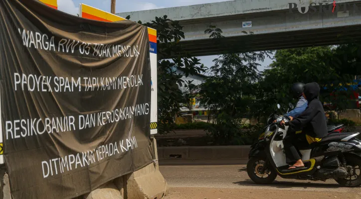 Warga RW 05 Kalimalang Pasang Spanduk Penolakan Proyek Pembangunan Galian Pipa Air Baku