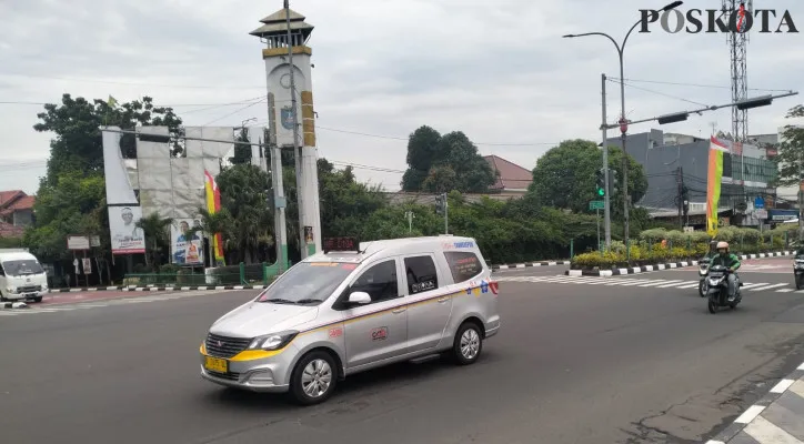 Angkot AC D10A saat beroperasi di Jalan Raya Margonda. Direncanakan tarif ongkos naik di tahun 2025. (Poskota/M Irwan) 