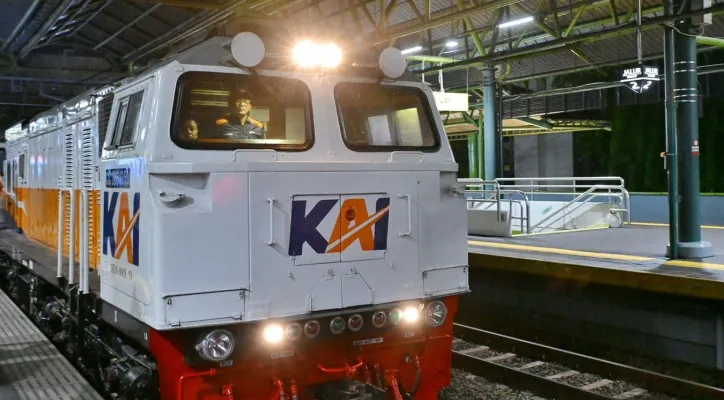 Kereta KAI melintas di stasiun. (dok.kemenhub)