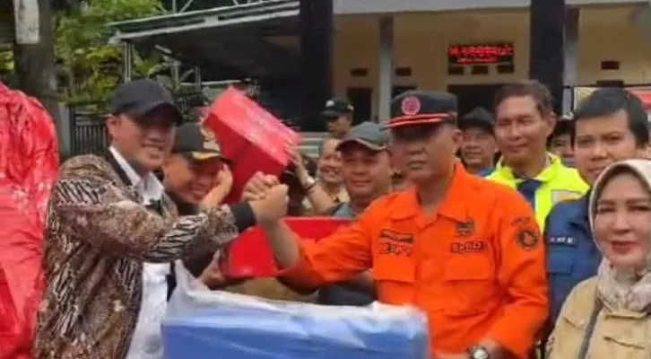 Anggota DPRD Jabar Dapil Cianjur, Abdul Karim secara simbolis menyerahkan bantuan ke Plt Camat Kadupandak, Asep Saepudin, untuk disalurkan ke korban bencana longsor dan pergeseran tanah di Cianjur Selatan. (ist)