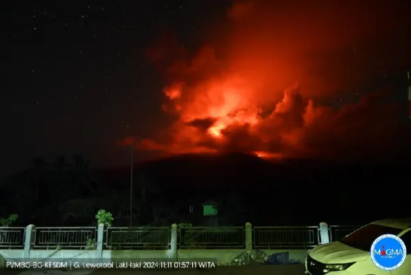 Erupsi Gunung Ibu terjadi selama beberapa kali hingga menimbulkan kolom abu yang tebal. (MAGMA ESDM)