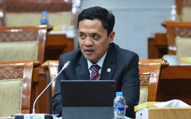 Potret anggota DPR RI, Habiburokhman yang temui massa aksi. (Dok. Gerindra)