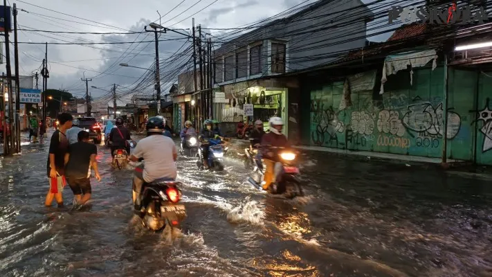 Banjir rendam jalan Kaliabang, Bekasi Utara beberapa waktu lalu. (Poskota/Ihsan)