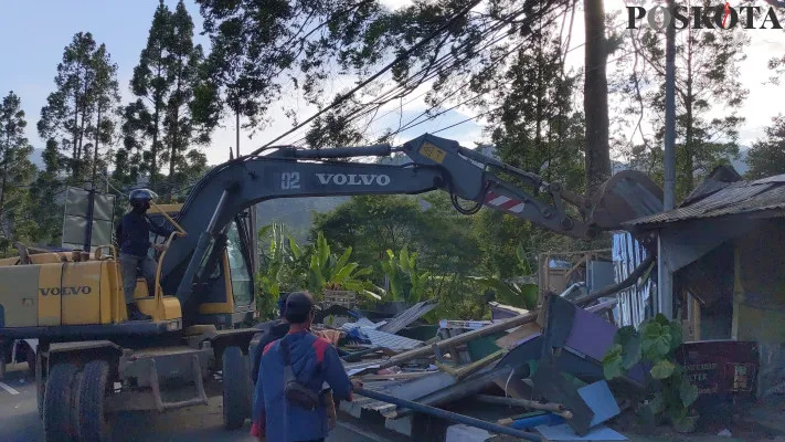 Pembongkaran PKL di Puncak Bogor. (Poskota/Panca Aji)