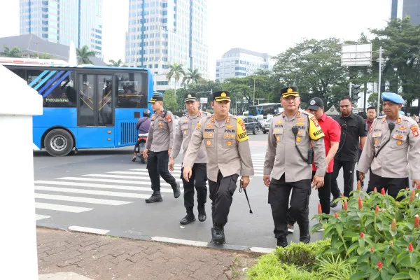 Kapolres Metro Jakarta Pusat Kombes Pol Susatyo Purnomo Condro bersama PJU melakukan pengecekan anggota. (Dok. Humas Polres Metro Jakarta Pusat)