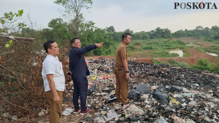 Anggota Komisi IV DPRD Kabupaten Tangerang, Deden Umardhani saat melakukan pemantauan lokasi pembuangan sampah ilegal. (Poskota/Veronica)