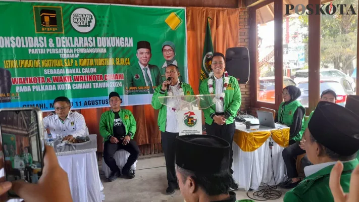 Bakal Calon Walikota Cimahi Ngatiyana (kiri) dan Bakal Calon Wakil Walikota Cimahi Adhitia Yudhistira (kanan), dalam deklarasi, di Kota Cimahi. (Poskota/Gatot Poedji)