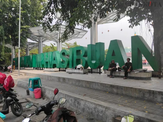 Kawasan Alun-Alun M Hasibuan Kota Bekasi akan kembali ditata Pemkot. (Poskota/Ihsan)