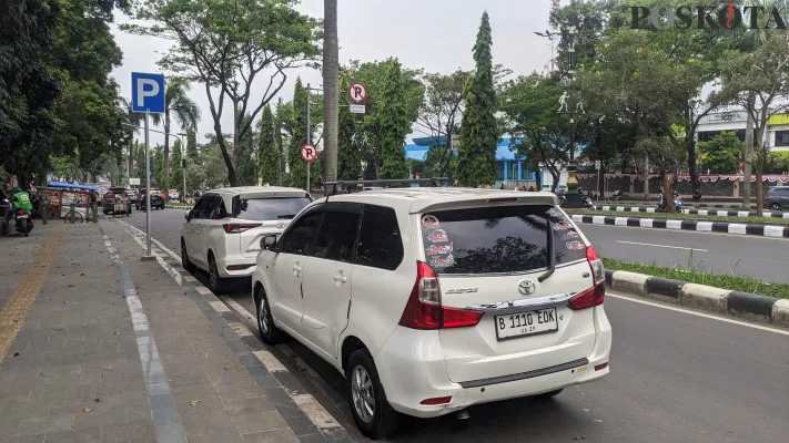 Kendaraan parkir di Jalan Raya Tegar Beriman, Kecamatan Cibinong, Kabupaten Bogor. (Poskota/Panca Aji)