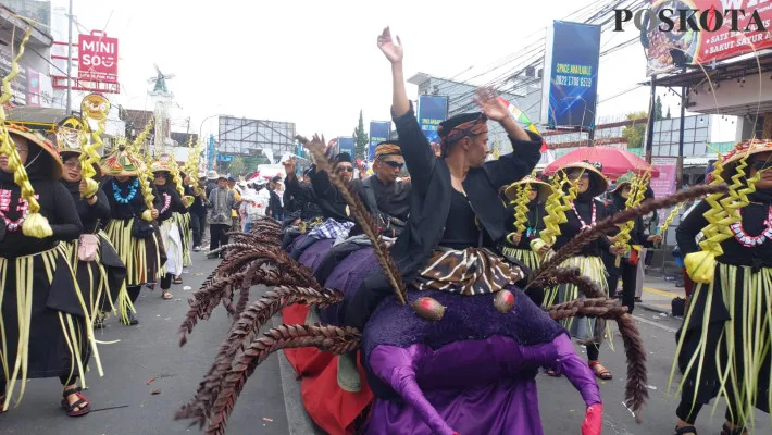 Suasana karnaval menyambut Hari Kemerdekaan di Kecamatan Lembang, Kabupaten Bandung Barat, Kamis, 15 Agustus 2024. (Poskota/Gatot Poedji Utomo)