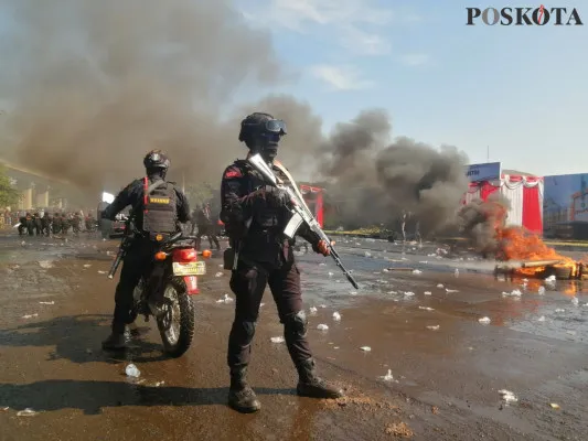 Anggota kepolisian melakukan penjagaan dalam Sispamkota di Lapangan Brigif 15 Kujang Kota Cimahi. (Poskota/Gatot Poedji Utomo)