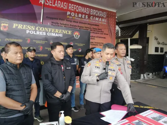 Kapolres Cimahi AKBP Tri Suhartanto memberikan keterangan pers dalam gelar perkara kasus pengeroyokan yang dilakukan kelompok motor di Mapolres Cimahi. (Poskota/Gatot Poedji)