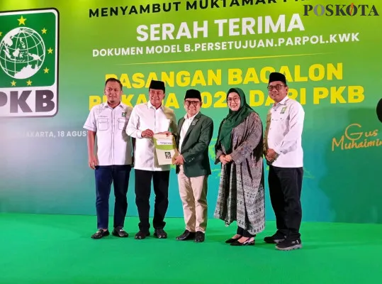 Ketua Umum PKB, Muhaimin Iskandar memberikan Form B.1 KWK kepada pasangan Maesyal-Intan. (Poskota/Veronica)