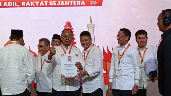 Dikdik Suratno Nugrahawan (kiri) dan Bagja Setiawan (kanan), saat menerima surat rekomendasi dari DPP Partai Demokrat. (Dok. PKS Cimahi)