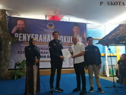 Ketua DPW Partai NasDem Jabar, Saan Mustopa (kedua kanan), menyerahkan Form B.1-KWK untuk bakal Calon Bupati dan Wakil Bupati Indramayu, Lucky Hakim (kedua kiri), Rabu, 21 Agustus 2024, di Sekretariat DPW Partai NasDem Jabar, Jalan Cipaganti Nomor 158, Kota Bandung. (Poskota/Gatot Poedji Utomo)