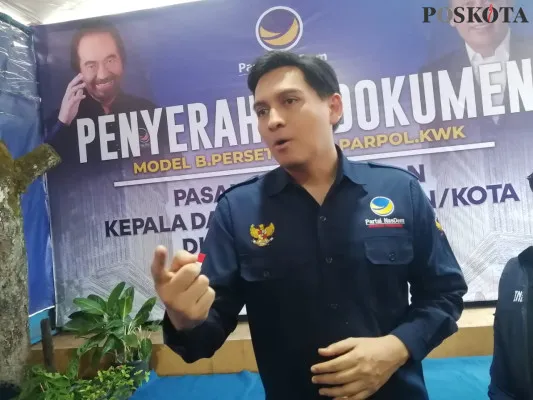 Bakal Calon Bupati Indramayu, Lucky Hakim, memberikan pernyataan kepada awak media di Sekretariat DPW Partai Nasdem, di Cipaganti Bandung. (Poskota/Gatot Poedji Utomo)