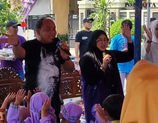 Intan Nurul Hikmah saat berkunjung ke Perum PWS, Kecamatan Margasari, Kabupaten Tangerang.  (Poskota/Veronica)