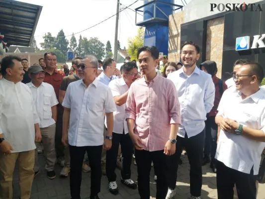 Wakil Presiden terpilih Rakabuming Raka didampingi Menteri Perdagangan Zulkifli Hasan, saat kunjungan kerja ke Koperasi Susu Lembang, Kabupaten Bandung Barat Kamis, 22 Agustus 2024. (Poskota/Gatot Poedji Utomo)