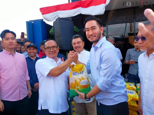 Suasana kunjungan pasangan Calon Bupati dan Wakil Bupati Bandung Barat, Jeje Richie Ismail dan Abdul Harris Bobihoe. (Poskota/Gatot Poedji Utomo)