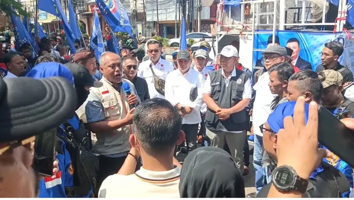 Buruh di Kota Cimahi deklarasi dukungan pada Dikdik-Bagja di Alun-Alun Cimahi.