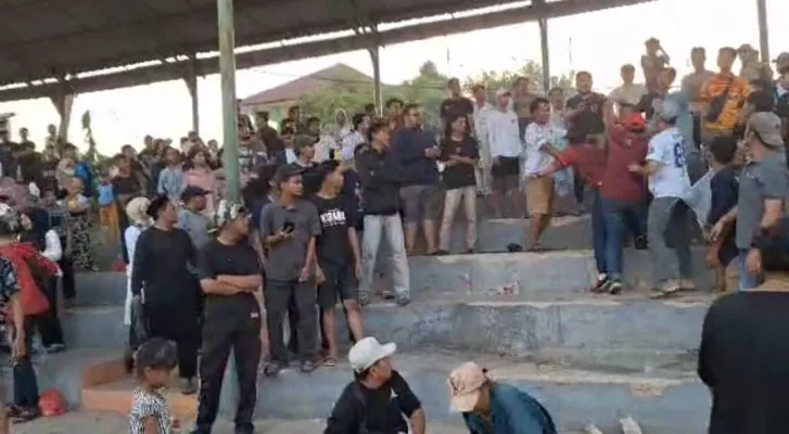 Keributan suporter di atas tribun Stadion Mini, Cikarang Utara, Kabupaten Bekasi. (Dok. Warga Cikarang Utara)