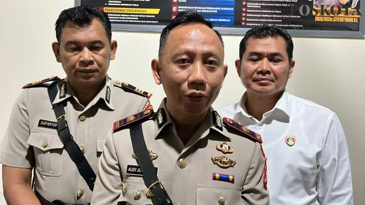 Kasatreskrim Polres Metro Bekasi Kota, Kompol Audy Joice bersama Kasie Humas dan Kanit PPA saat dijumpai wartawan. (Poskota/Ihsan Fahmi)