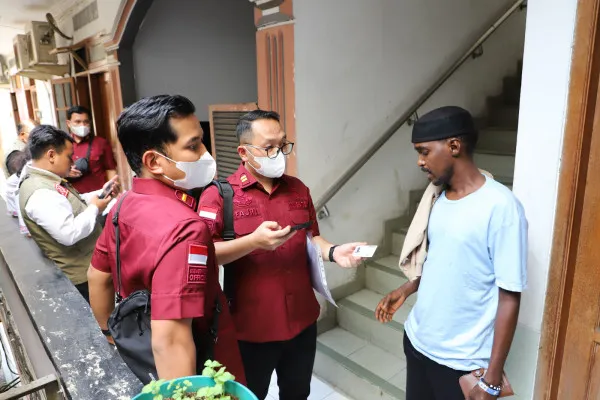 Tim Imigrasi Jaksel dalam Operasi Jagratara amankan seorang WNA India melanggar dokumen ijin tinggal. (Dok. Humas Imigrasi Jaksel)