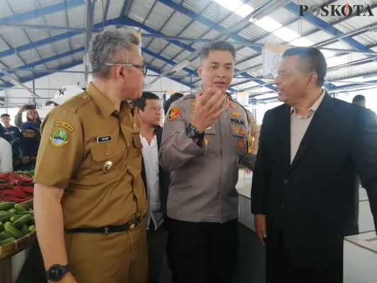 Kapolres Cimahi AKBP Tri Suhartanto memantau kondisi di Pasar Modern Market Lembang, Senin, 2 September 2024. (Poskota/Gatot Poedji Utomo)