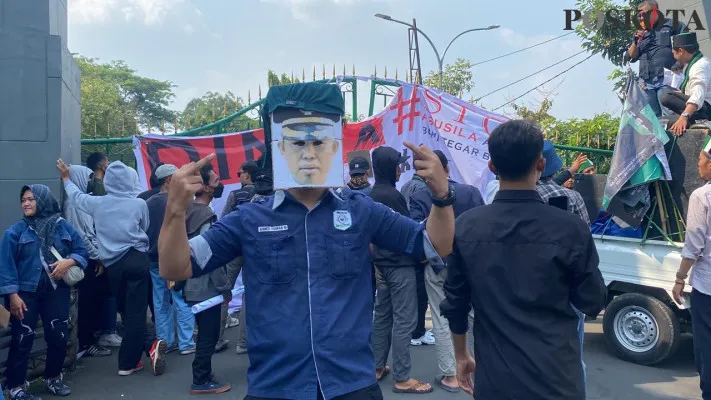 Aksi mahasiswa di depan Kantor Pemerintah Kabupaten Bogor. (Poskota/Panca Aji)