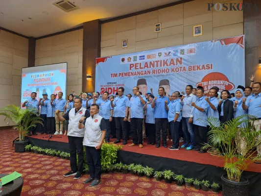 Pelantikan tim pemenangan salah satu paslon Wali Kota dan Wakil Wali Kota Bekasi, Tri Adhianto-Bobihoe di Hotel Merapi Merbabu, Kota Bekasi. (Poskota/Ihsan)