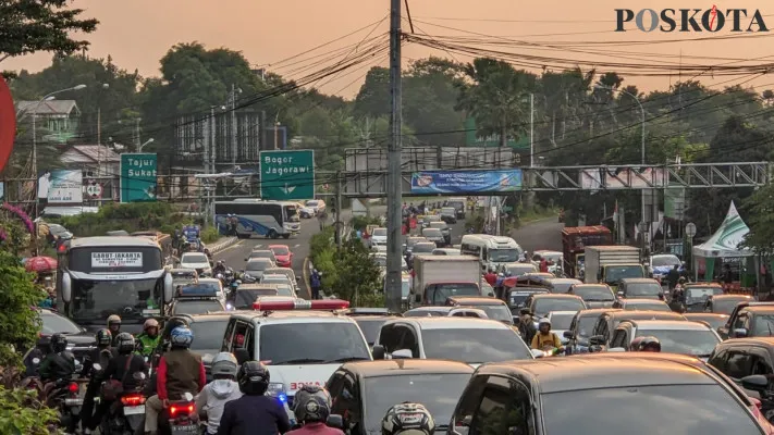 Kepadatan lalu lintas di kawasan wisata Puncak Bogor pada libur panjang Perayaan Maulid Nabi Muhammad SAW (Poskota/Panca Aji)