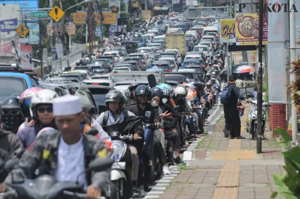 Kepadatan kendaraan di jalur puncak pada perayaan libur maulid nabi Muhammad SAW. (Poskota/Panca Aji)