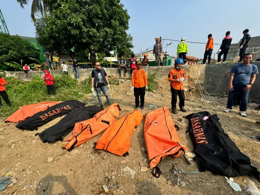 Petugas kepolisian dan SAR Bekasi lakukan evakuasi jasad korban remaja ditemukan di Kali Bekasi. (Dok. SAR Bekasi)