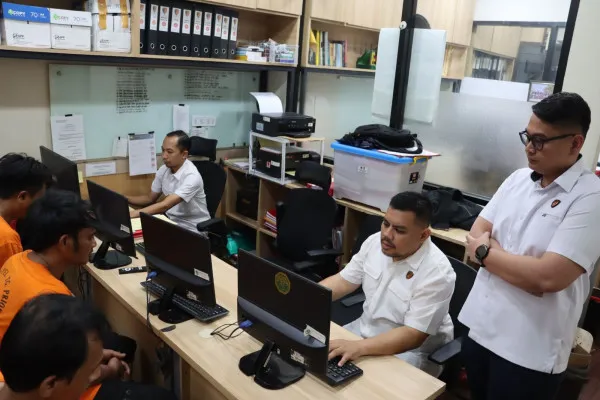 Petugas Reskrim Polres Pelabuhan Tanjung Priok amankan pelaku pencurian komponen tower BTS. (Dok. Humas Polres Pelabuhan Tanjung Priok)