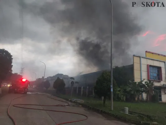 Kebakaran gudang oli di kawasan industri Millenium Tigaraksa, Kabupaten Tangerang. (Poskota/Veronica)